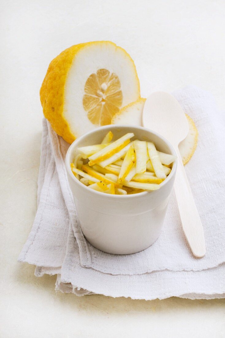 Salat aus ungeschälten Cedro-Zitronen mit Essig & Öl