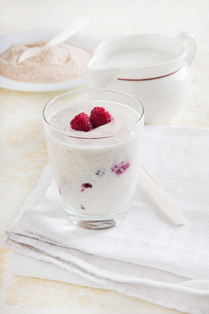 A yogurt smoothie with berries and kama (finely milled flour mixture, Estonia)