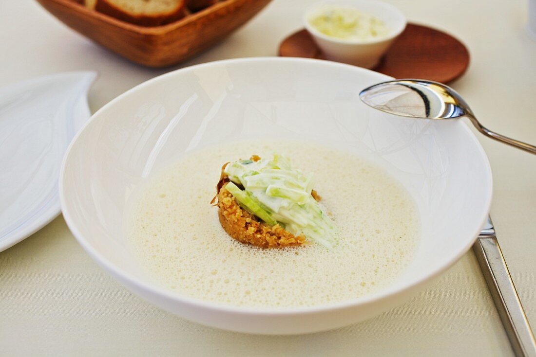 Frischkäsesuppe mit Pfifferlingen und Gurkensalat