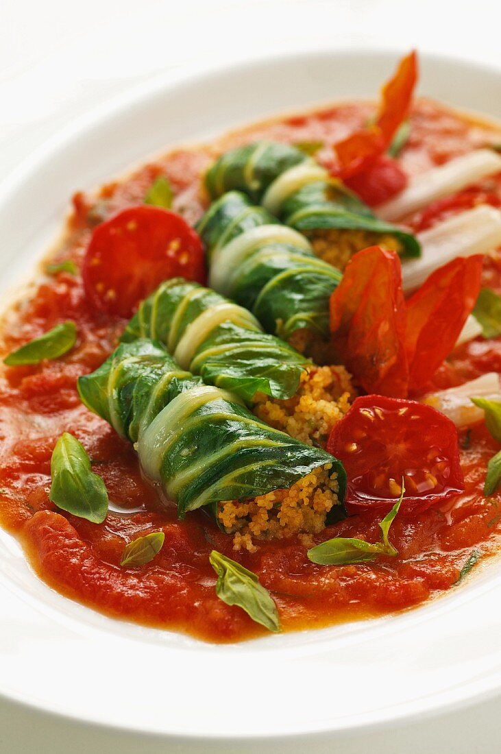 Gefüllter Mangold mit Couscous auf Tomatenragout