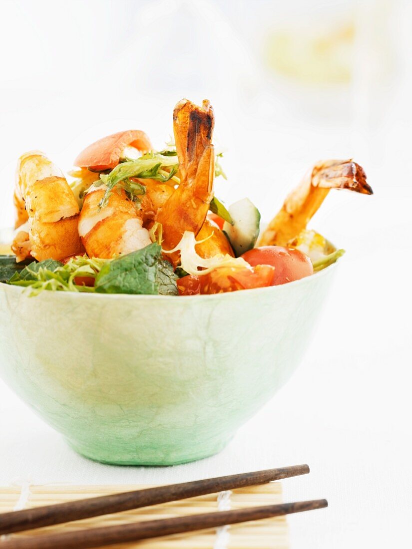 Mixed salad with prawns and chilli