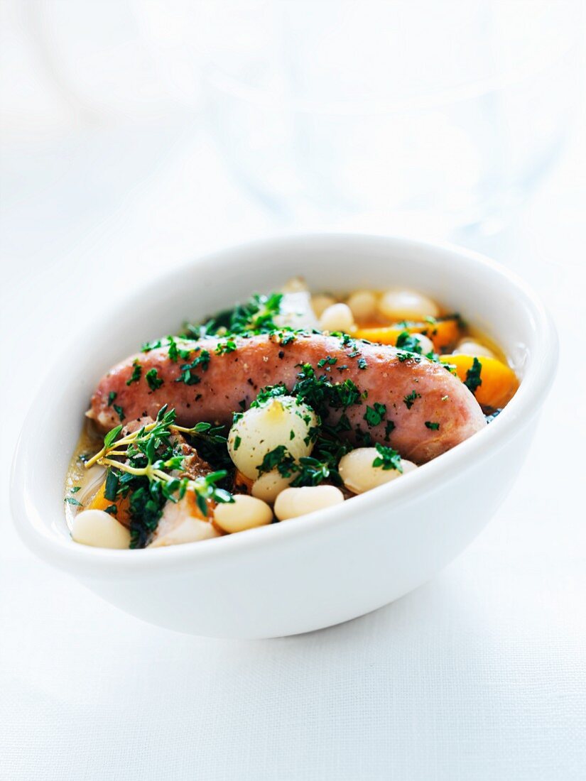 Bratwurst auf Bohnensuppe