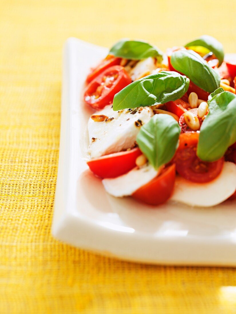 Insalata Caprese (Tomaten mit Mozzarella und Basilikum, Italien)