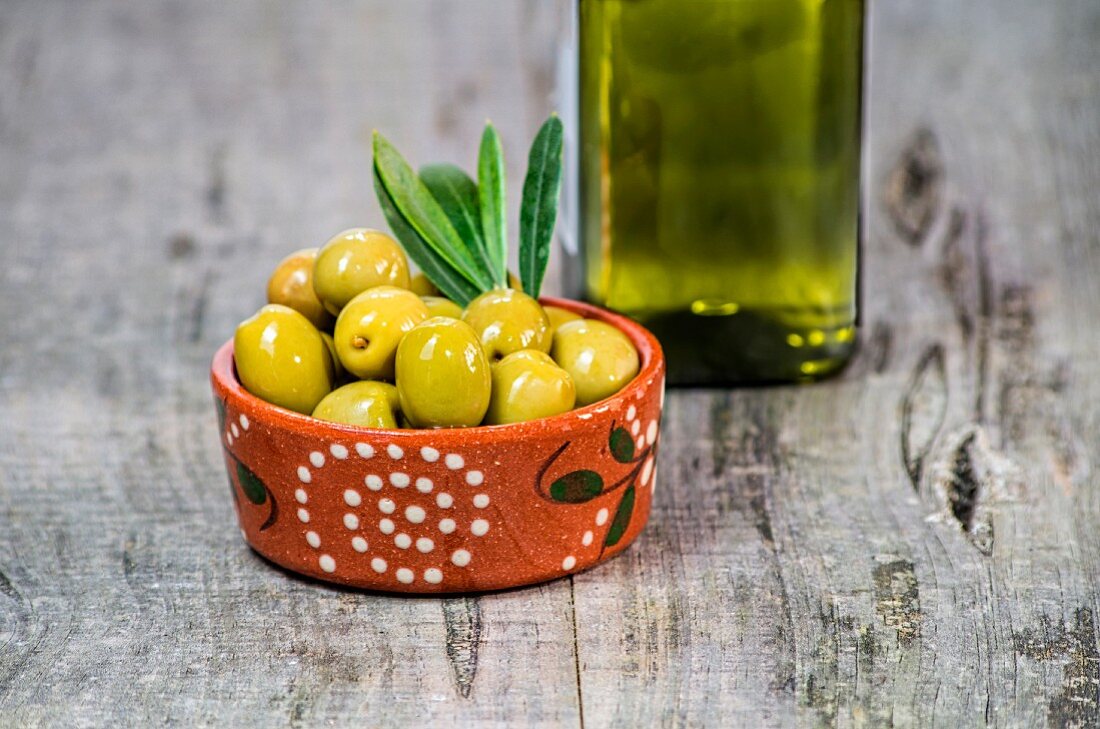 Grüne Oliven in Schälchen