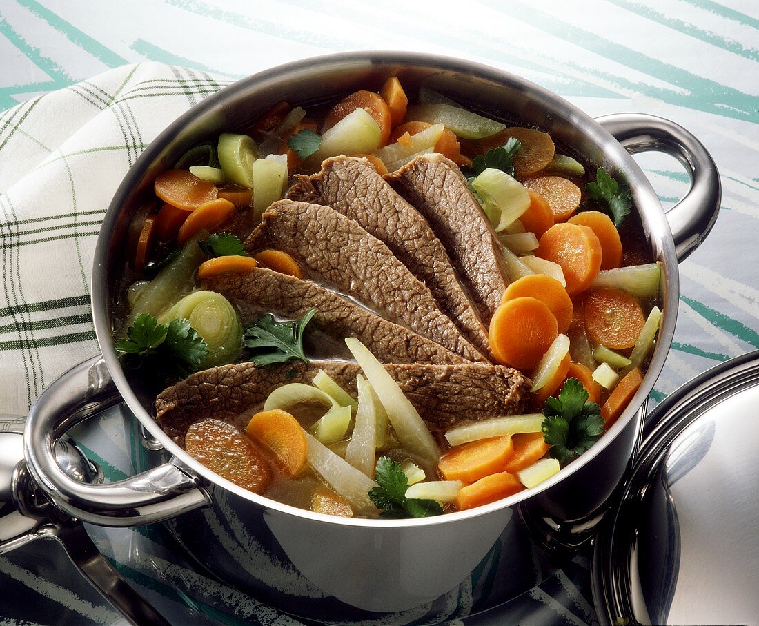 Rustic vegetable stew of carrots, leeks and kohlrabi
