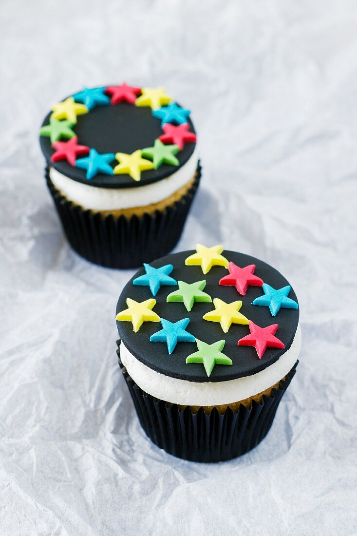 Zwei Zitronen-Cupcakes mit Sternen verziert