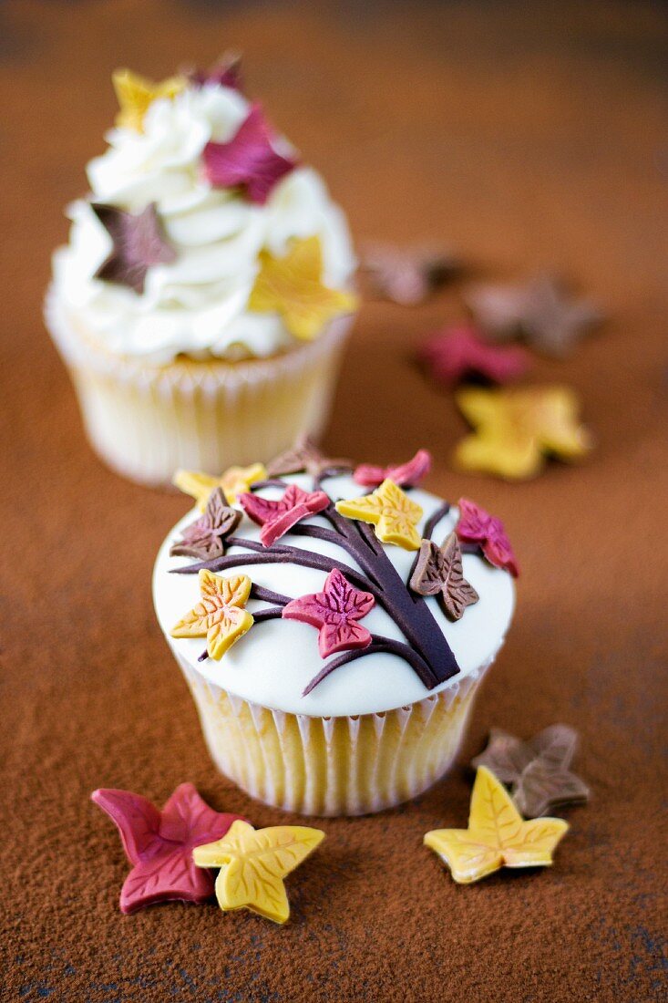 Gewürz-Cupcakes mit Blätterdekoration