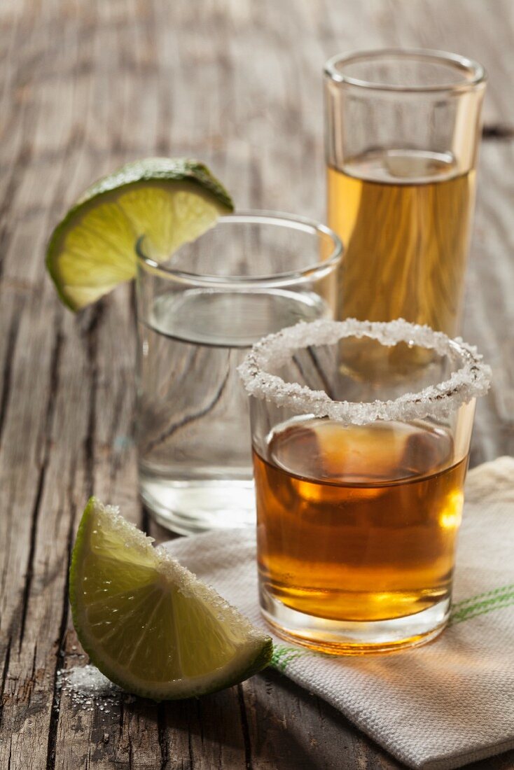 Verschiedene Tequila Shots: Blanco, Joven und Reposado