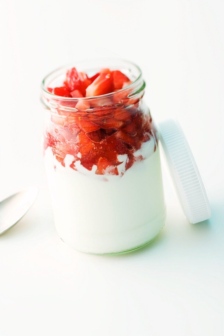Joghurt im Glas mit marinierten Erdbeeren