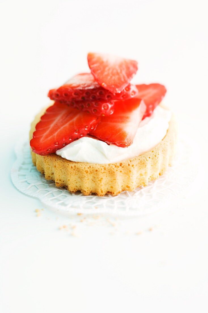 A tartlet topped with creamy quark and strawberries