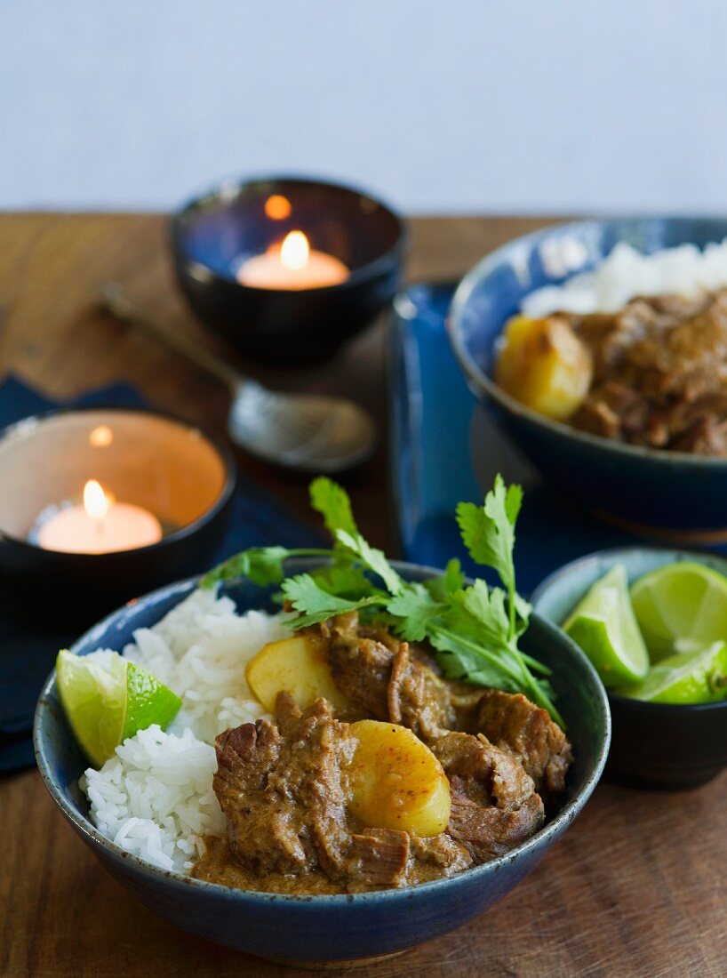 Rindercurry mit Reis und Limetten