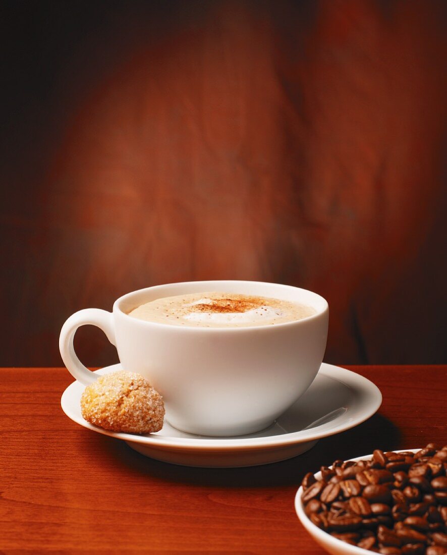 Cappuccino, Amaretti und Kaffeebohnen