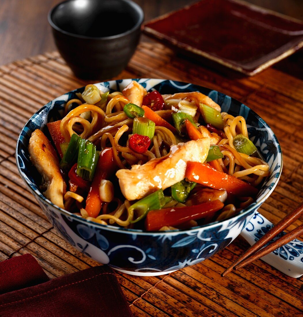 Sweet and spicy chicken with egg noodles (Asia)