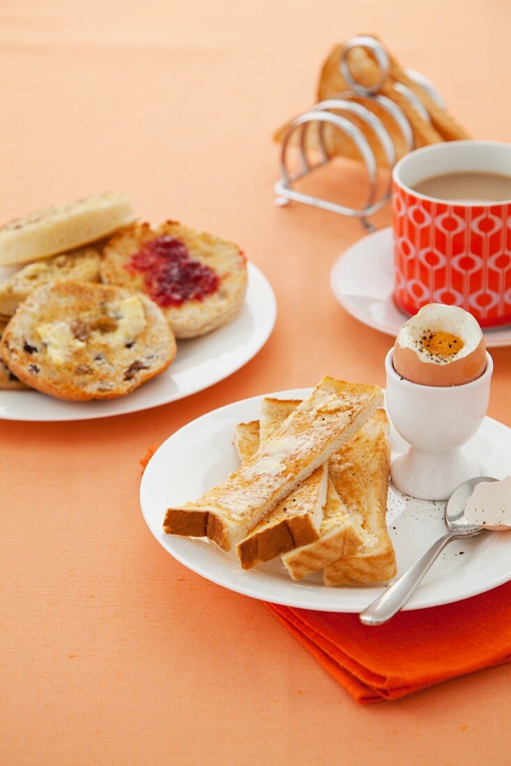 Frühstück mit weichgekochtem Ei, Toast und Tee