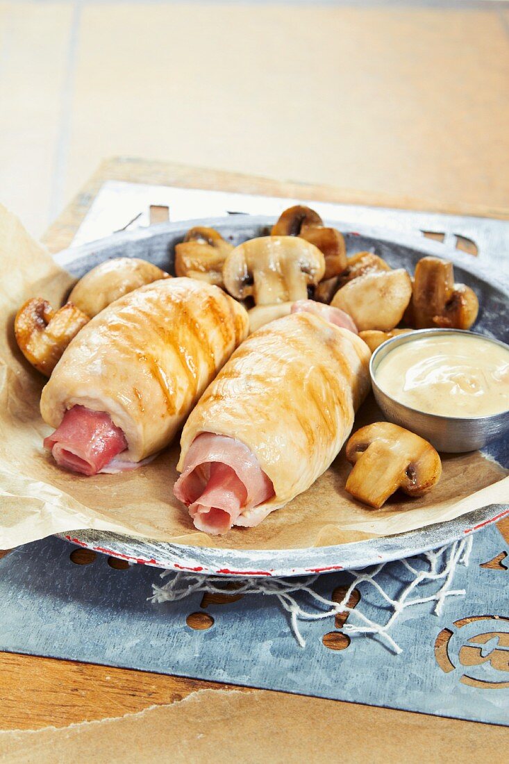 Hähnchenrouladen mit Schinken und Champignons