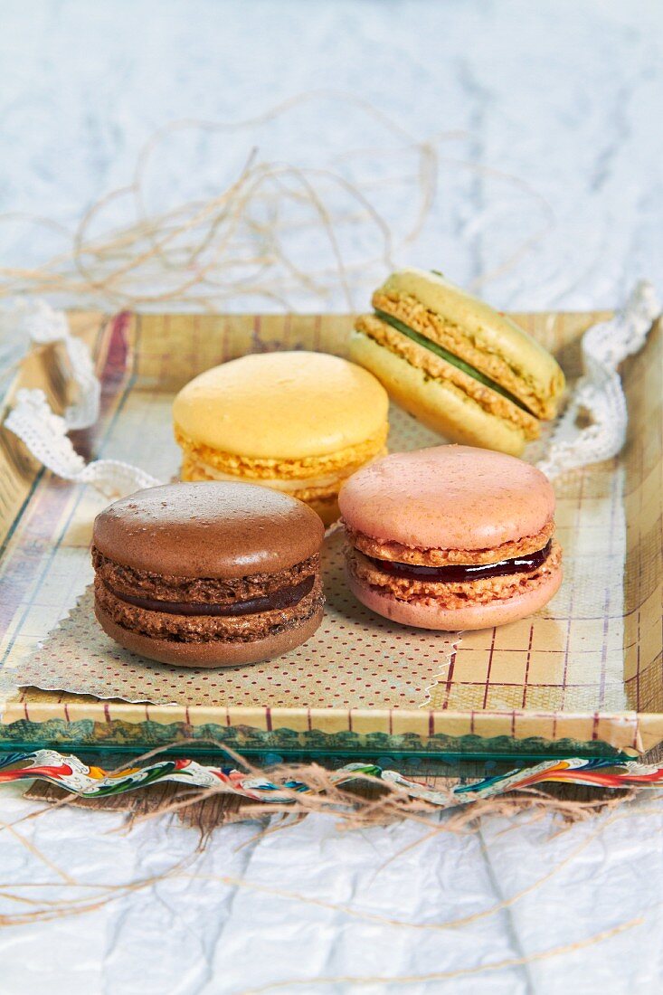 Vier Macarons auf Tablett