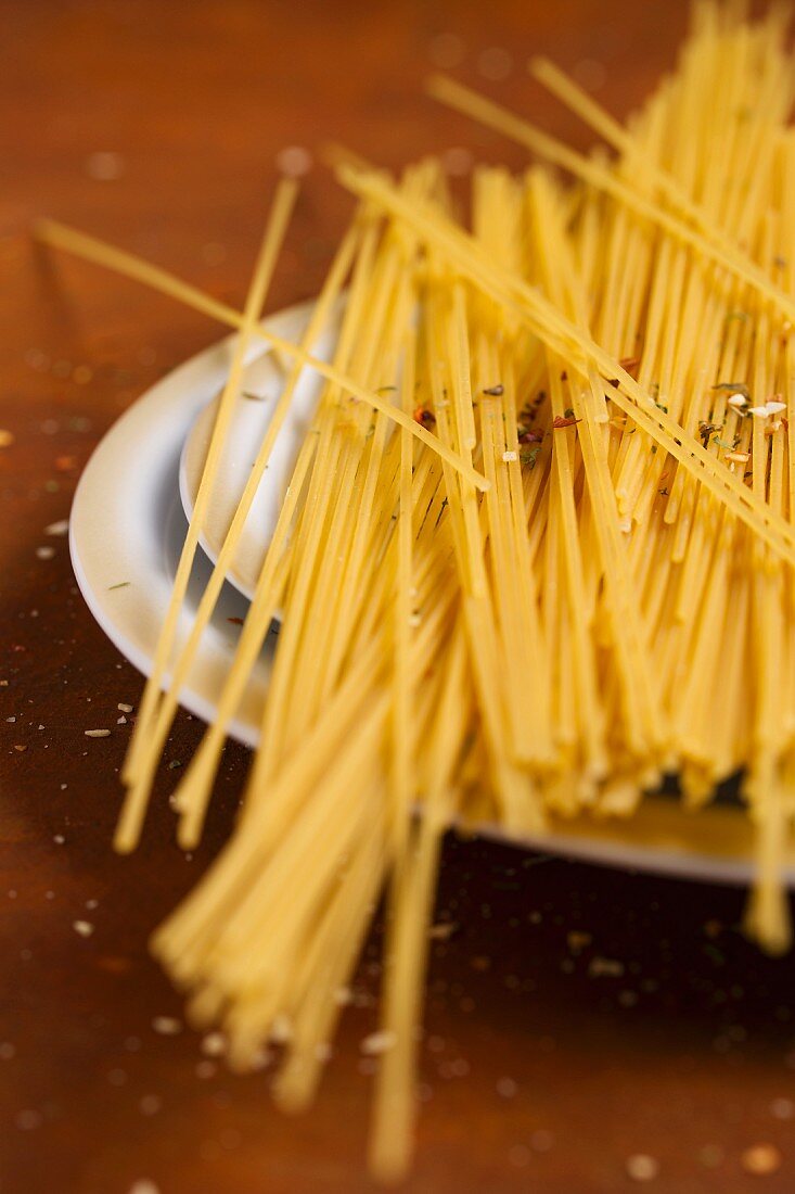Spaghetti auf Teller, mit Nudelgewürz bestreut