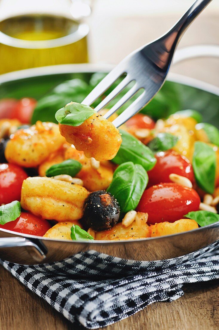 Gnocchi mit Tomaten, Oliven, Pinienkernen & Basilikum