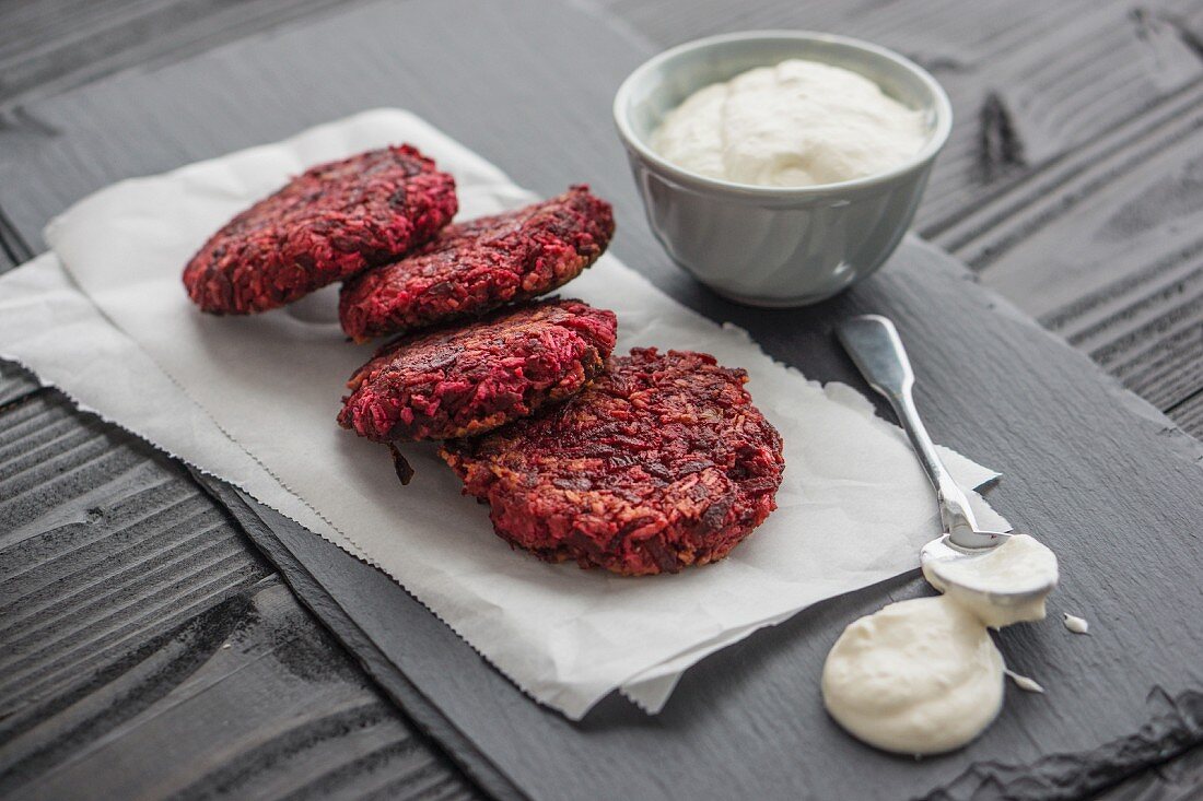 Rote-Bete-Puffer mit Kokos & Meerrettichsahne