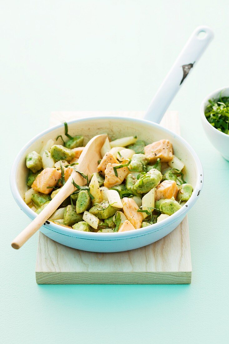 Bärlauchgnocchi mit Spargel und Lachs