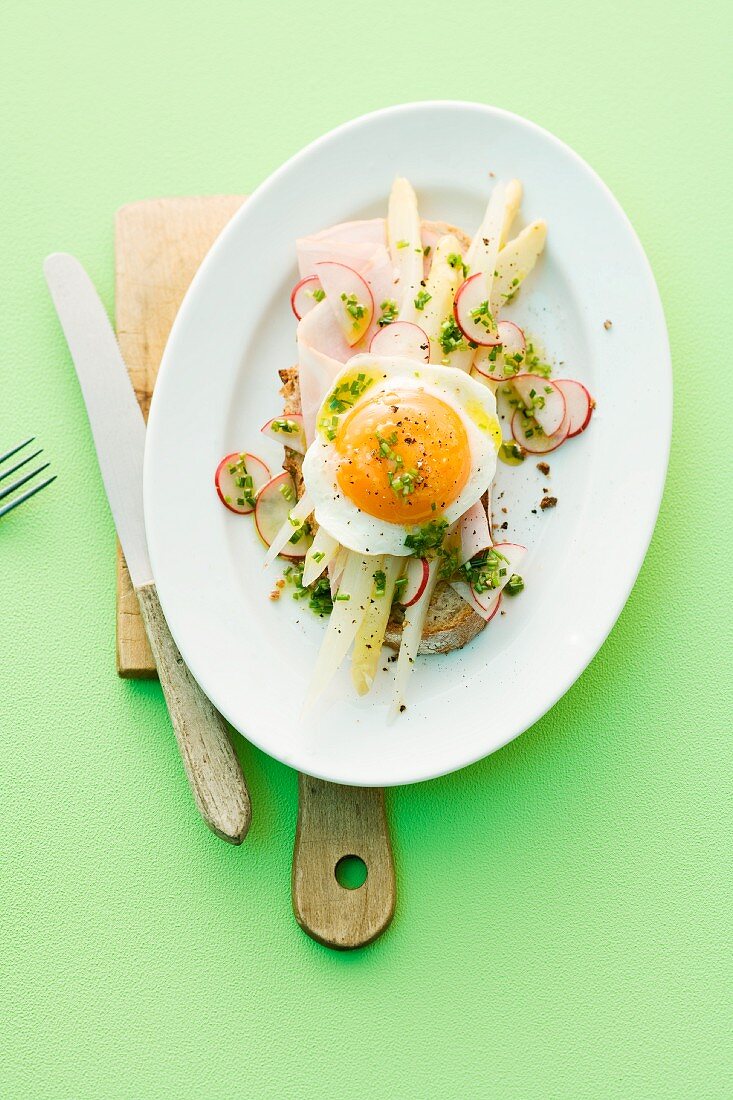 Ham and eggs with asparagus