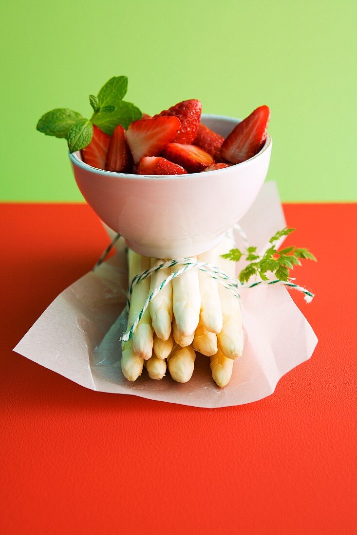 Erdbeeren und weisser Spargel