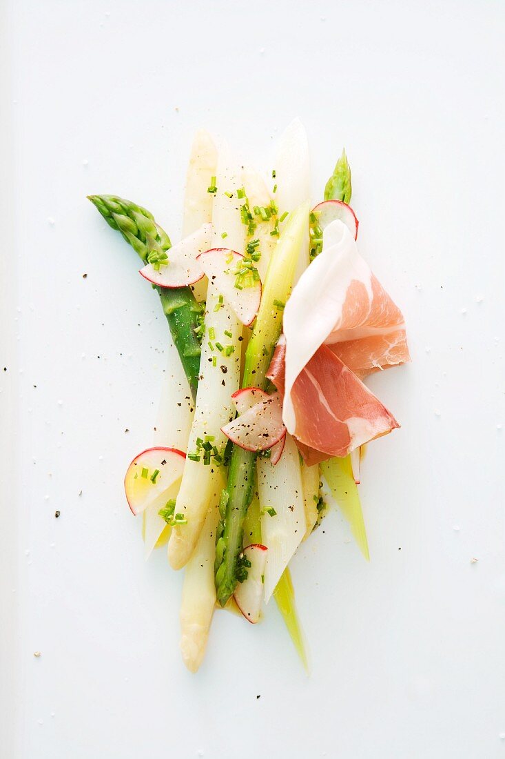 Mixed asparagus with ham and radishes