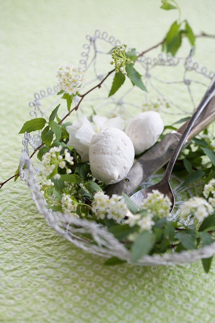Mini meringues with hazelnuts