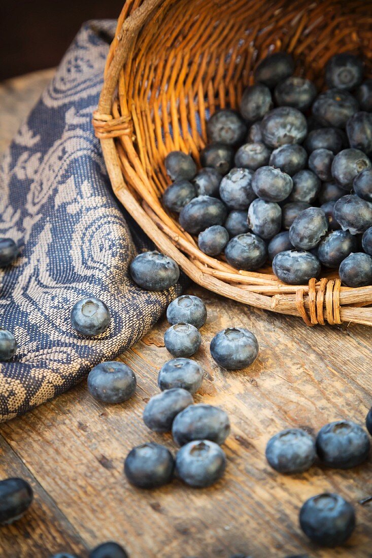 Heidelbeeren im Korb und davor