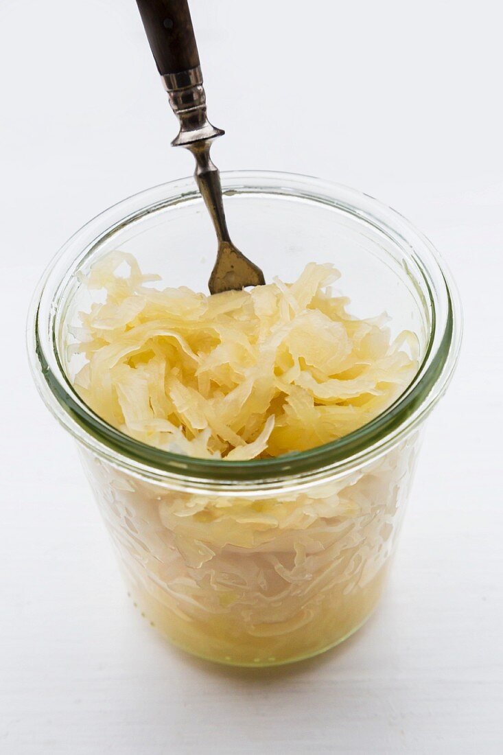 Sauerkraut im Glas mit Gabel
