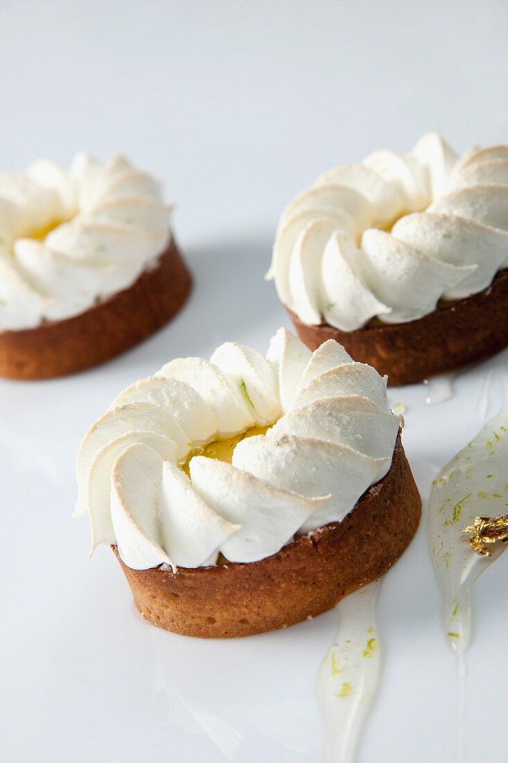 Lemon tarts with meringue