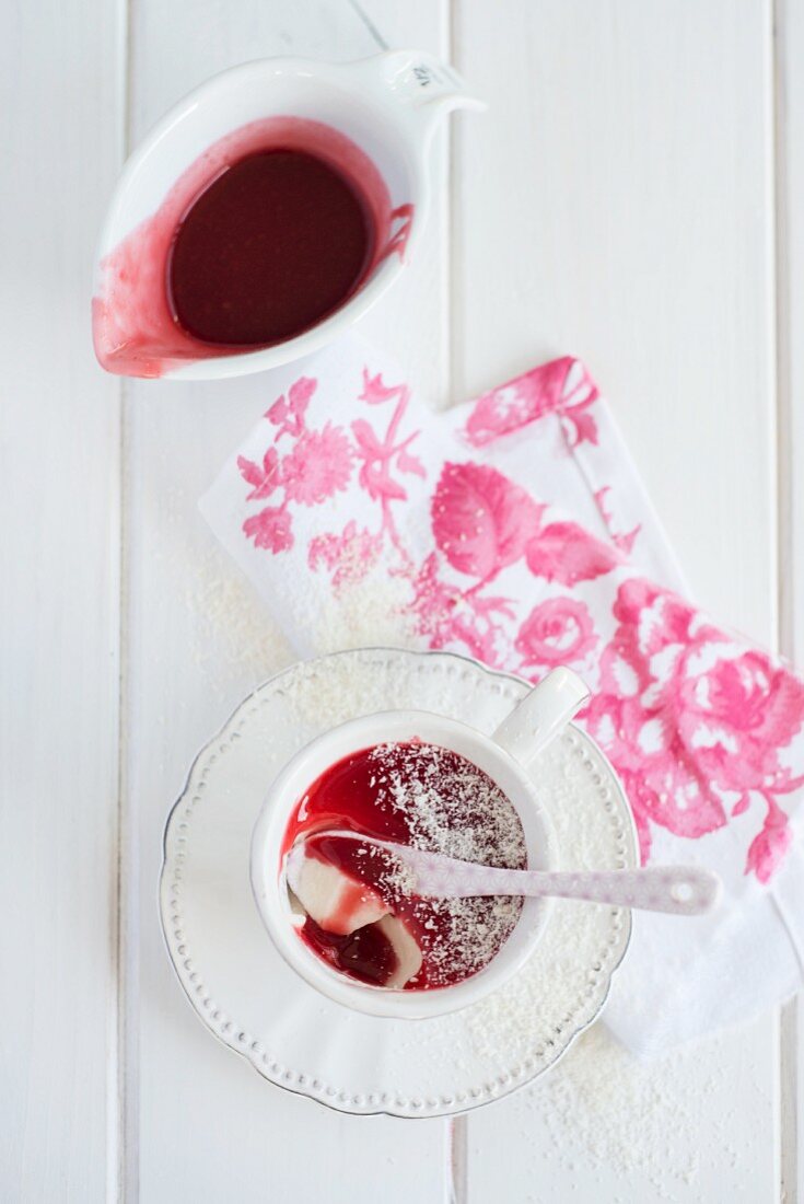 Pannacotta with raspberry coulis and grated coconut (seen from above)