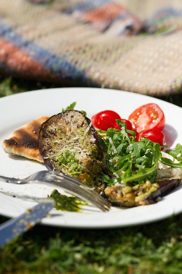 Gegrillte Auberginenscheiben auf Pitabrot mit Rucola und Tomaten