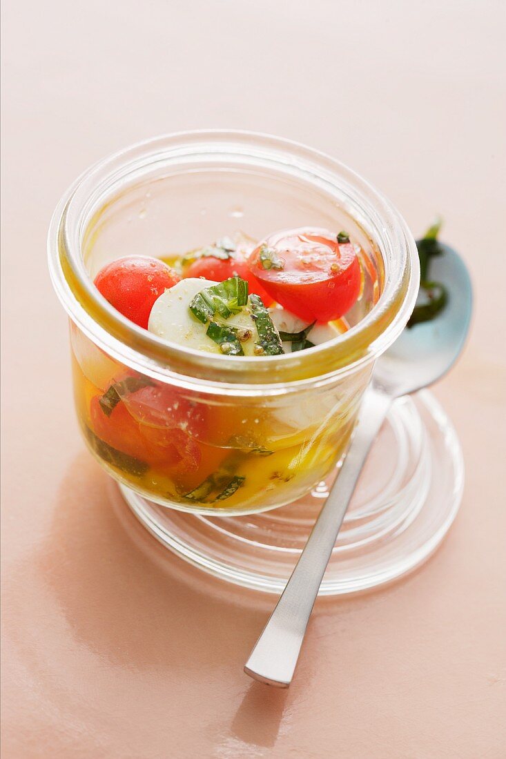 Tomaten mit Mozzarella und Basilikum