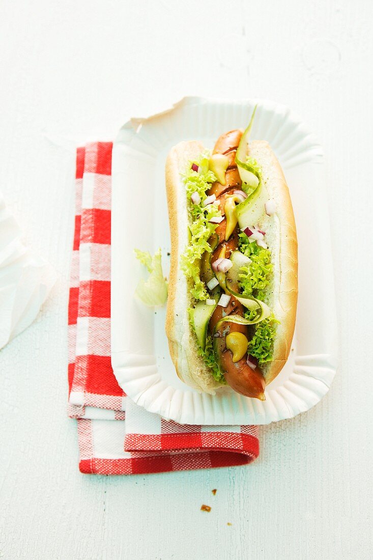 Hot Dog mit Senf und Zwiebeln