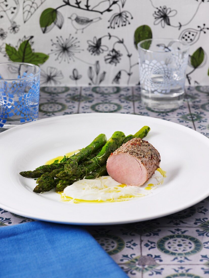 Steamed pork fillet with green asparagus