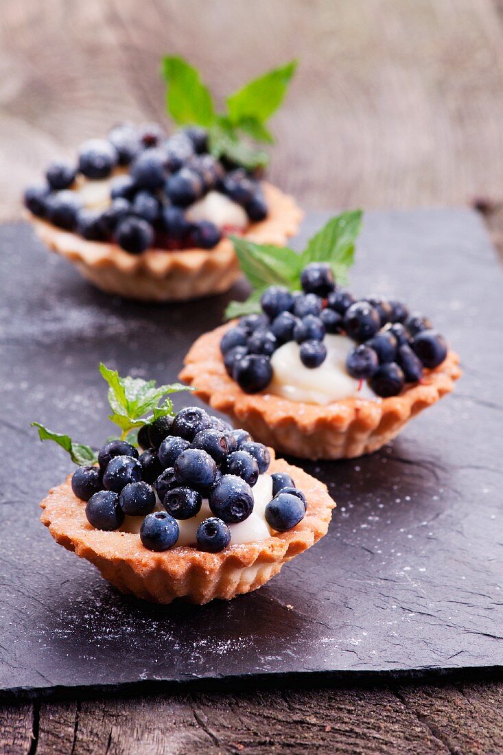 Blueberries tartlets with pudding