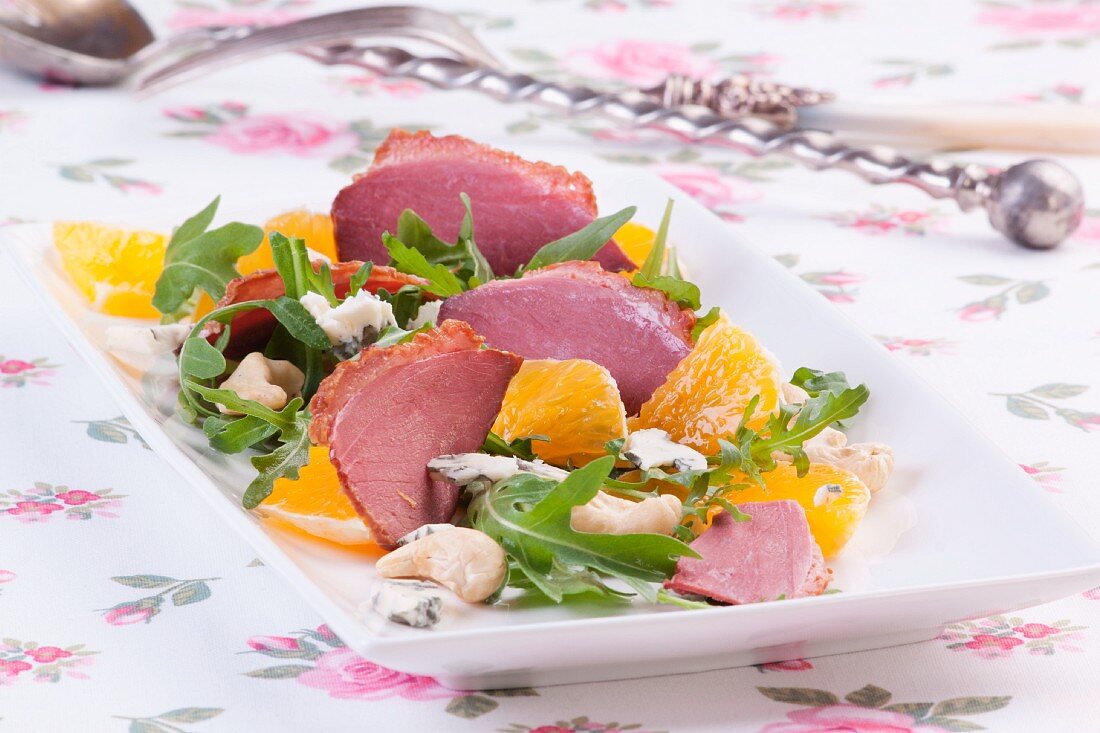 Goose breast salad with orange, rocket and cashew nuts