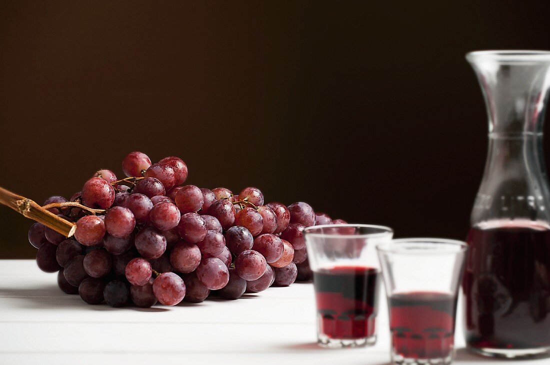 Rote Trauben und Rotwein