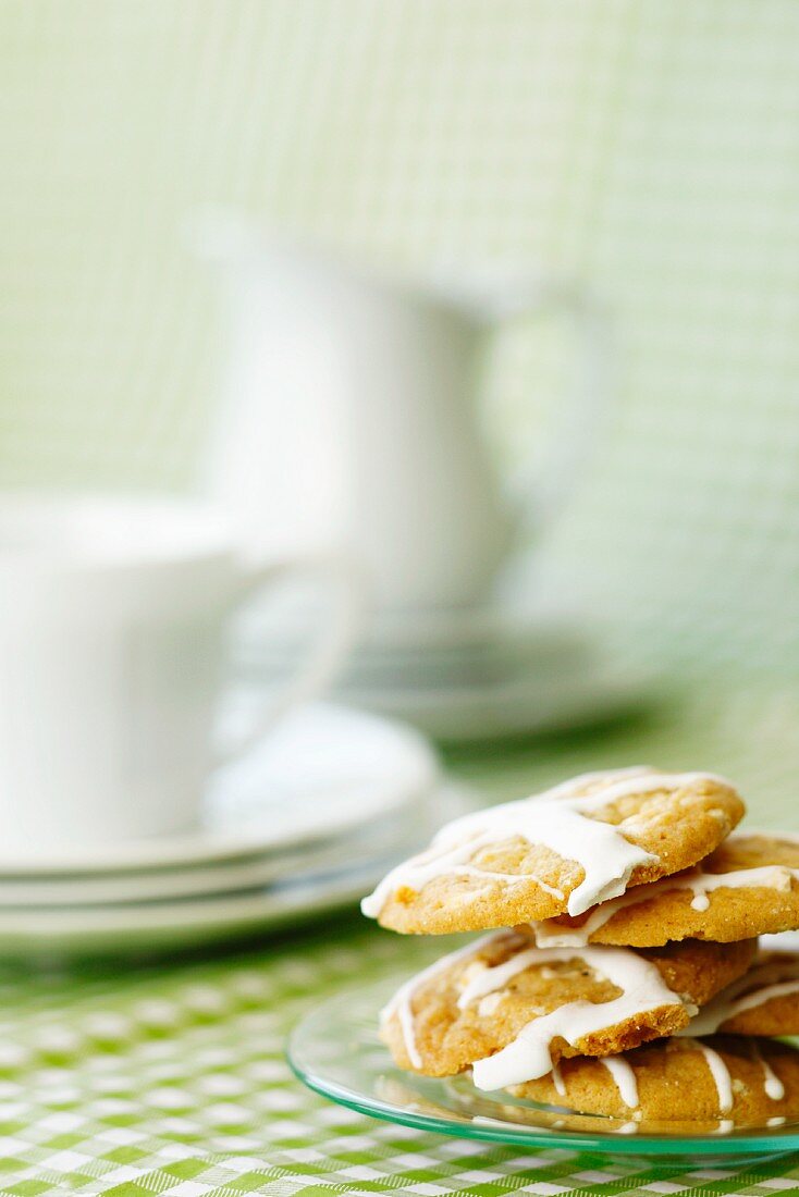 Gestapelte Plätzchen mit Zuckerguss