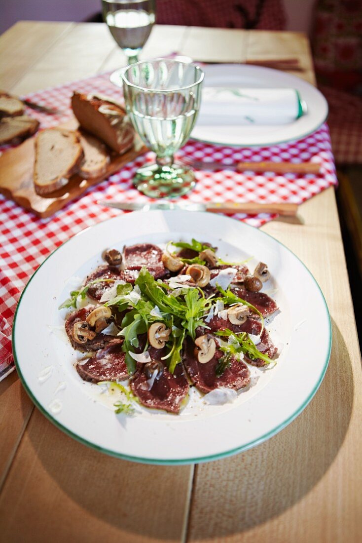 Carpaccio vom Rotwild mit Champignons, Rucola und Parmesan