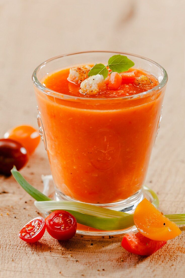 Paprika-Aprikosen-Suppe mit Croûtons im Glas