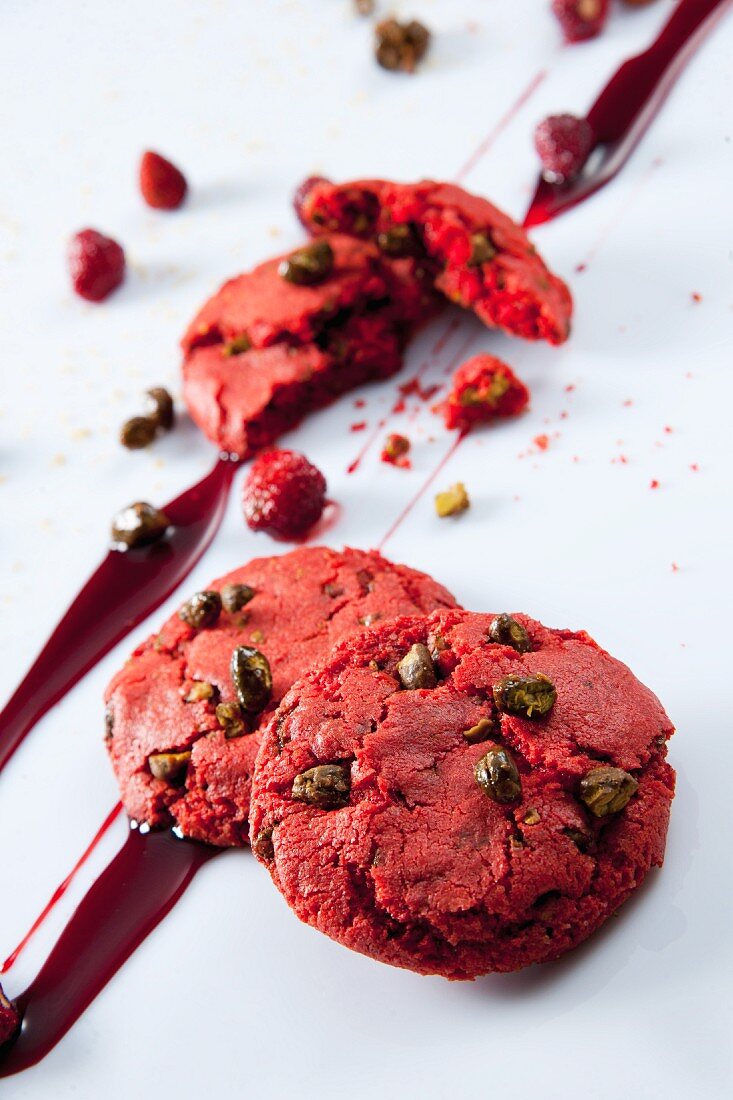 Strawberry cookies with pistachios and fruit sauce