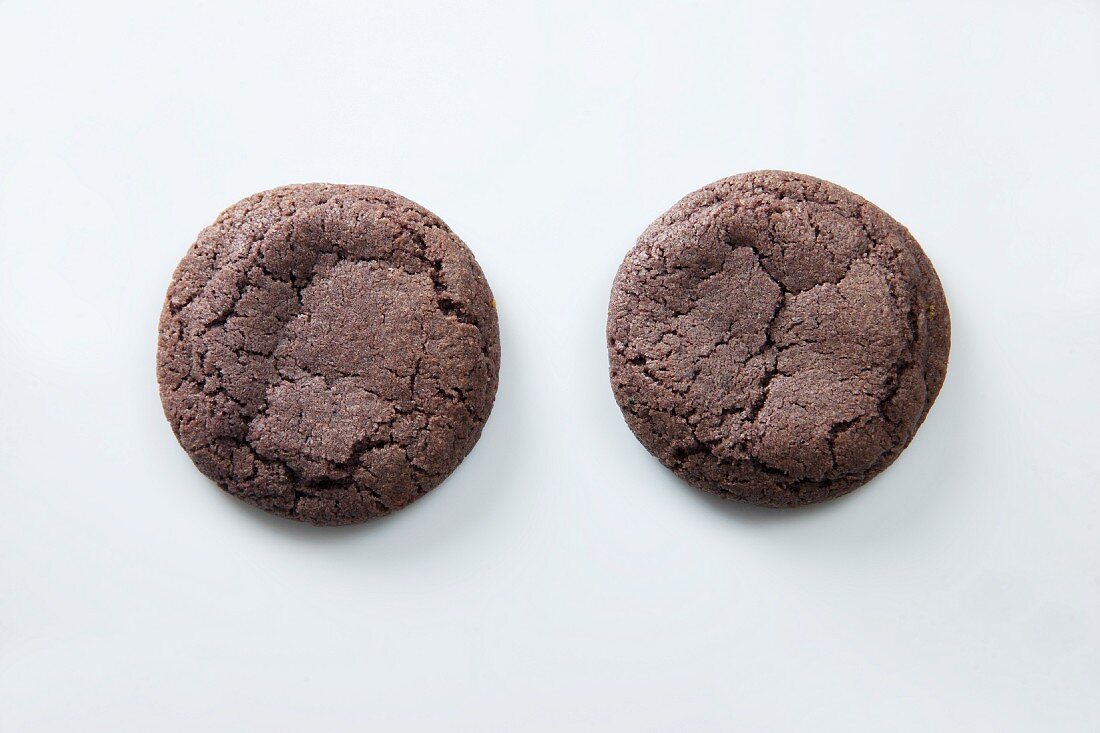 Zwei Brombeer-Cookies