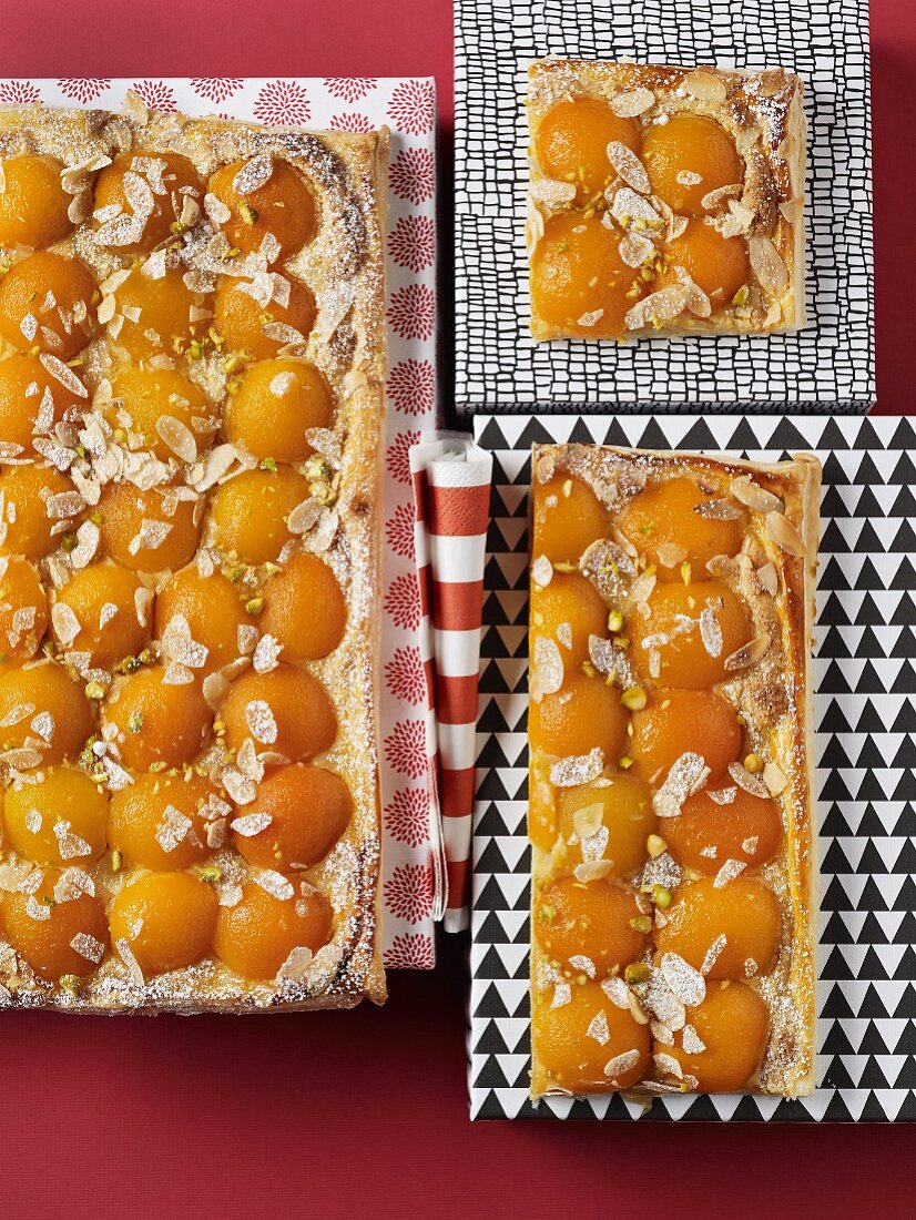 Blechkuchen mit Aprikosen & Mandeln