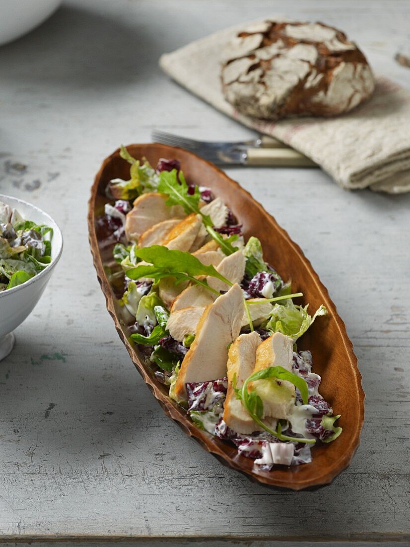 Winterlicher Blattsalat mit Putenbrustscheiben