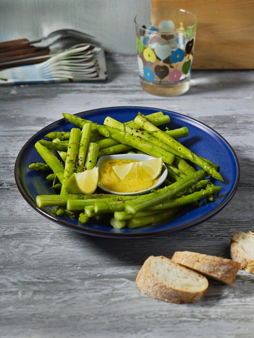 Green asparagus with bread and butter