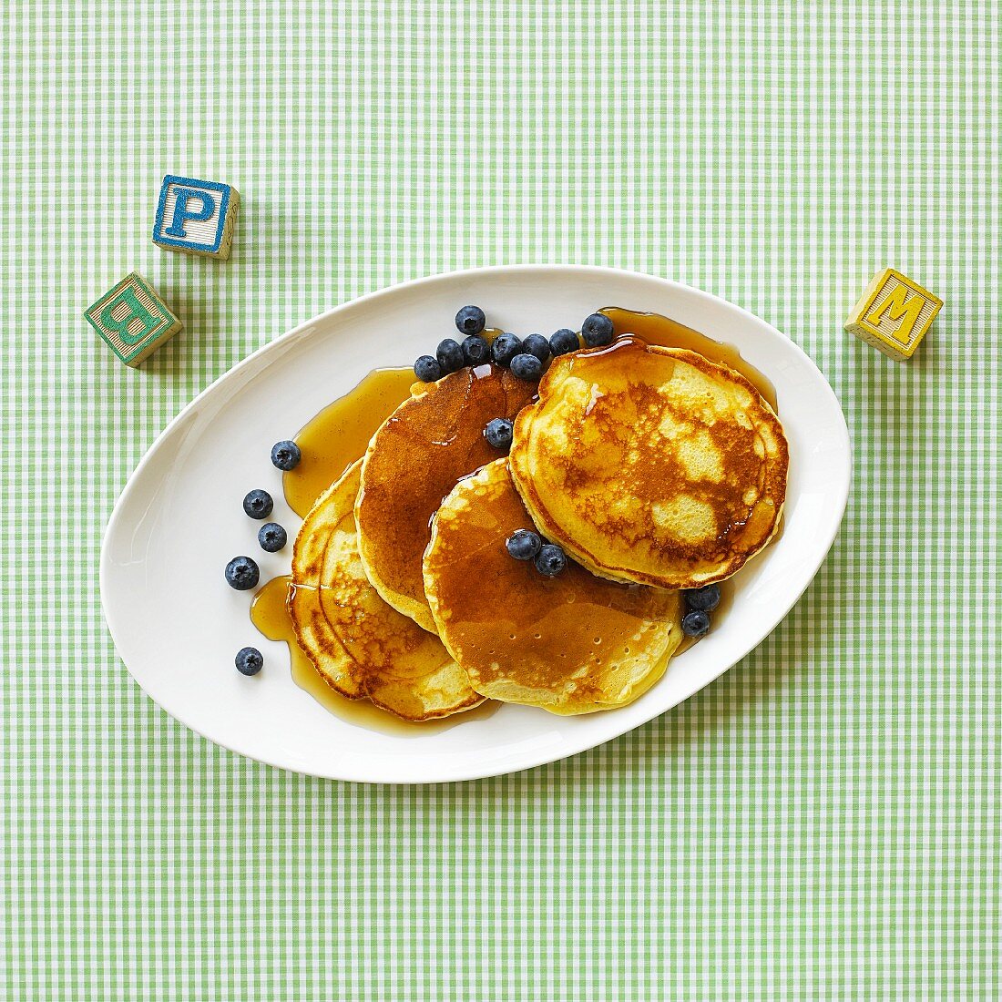 Pancakes mit Ahornsirup und Blaubeeren