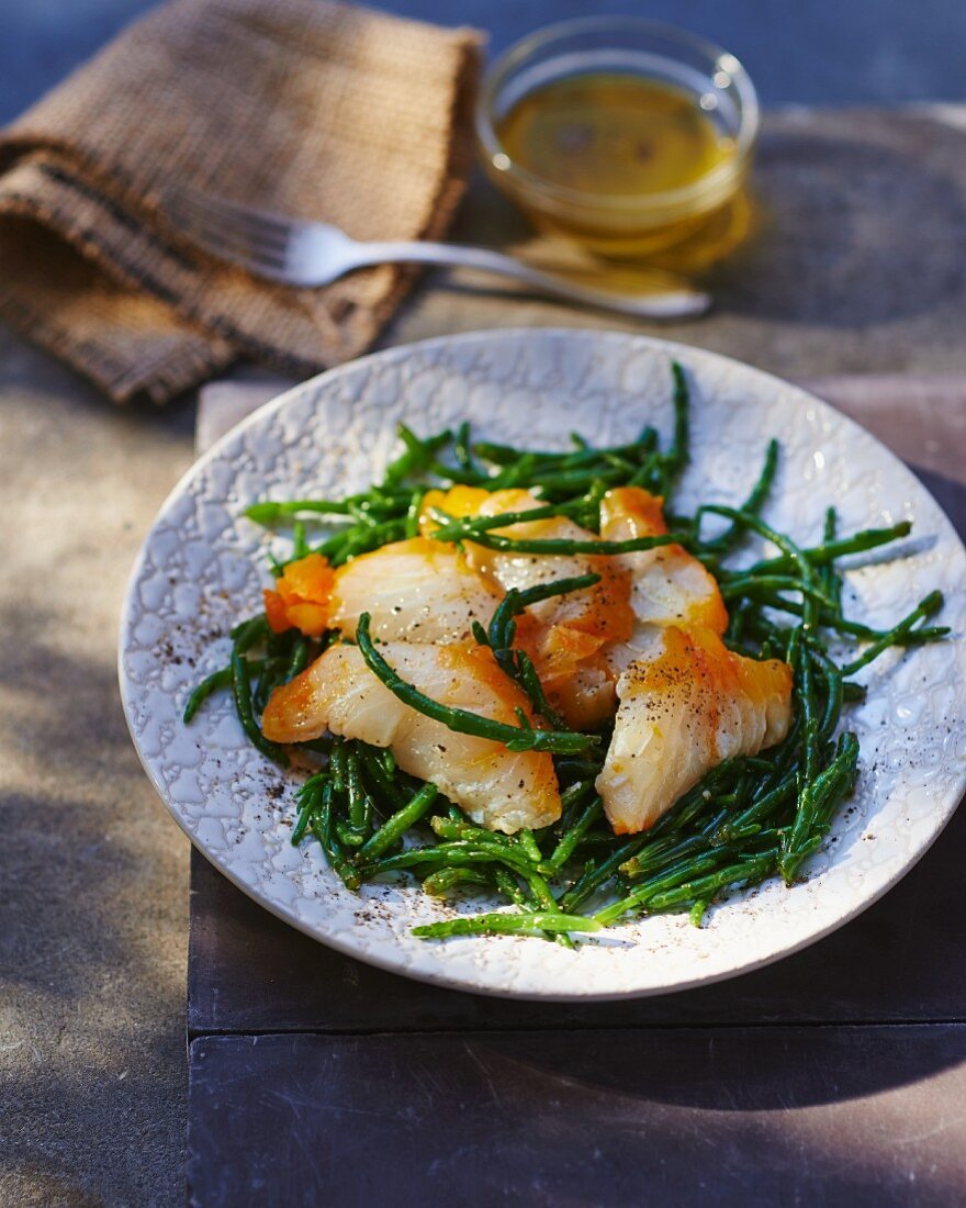 Geräucherter Schellfisch auf Salat aus Meeresspargel