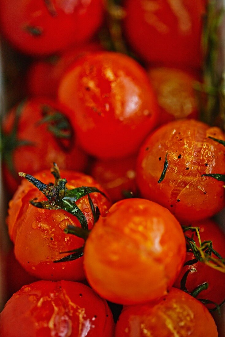 Roasted tomatoes (close-up)